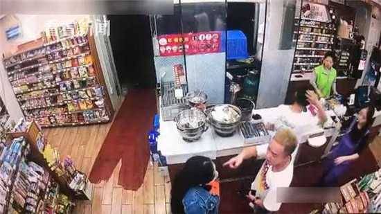 女店员提醒遭对方2男毒打