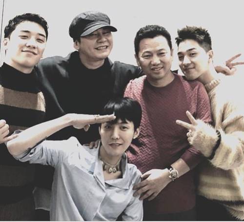  BIGBANG成员与YG社长的合影