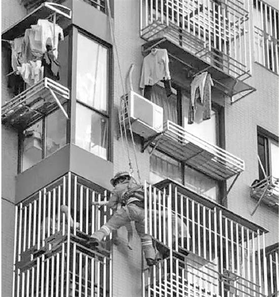 险！女童悬挂阳台外 消防队员从8楼速降救援