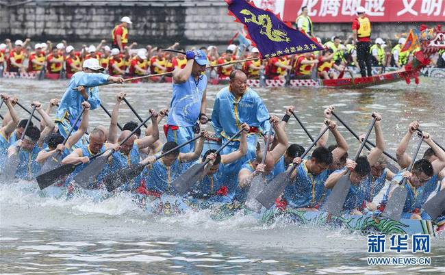 6月14日，在浙江省温州市南塘老街附近一处水域，人们参加龙舟赛。端午节将至，各地举行赛龙舟活动喜迎佳节。 新华社发（苏巧将 摄）
