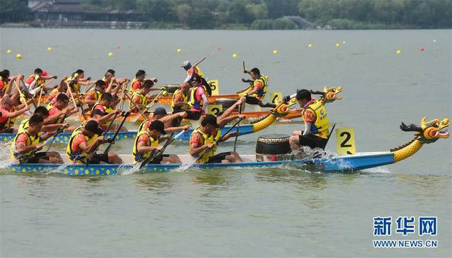 6月14日，人们在江苏省无锡市蠡湖上参加龙舟赛。端午节将至，各地举行赛龙舟活动喜迎佳节。 新华社发（还月亮 摄）