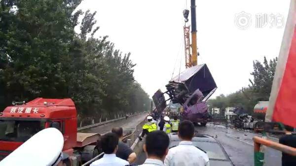 北京南六环追尾1死2伤 3车中包括1辆危化品运输车