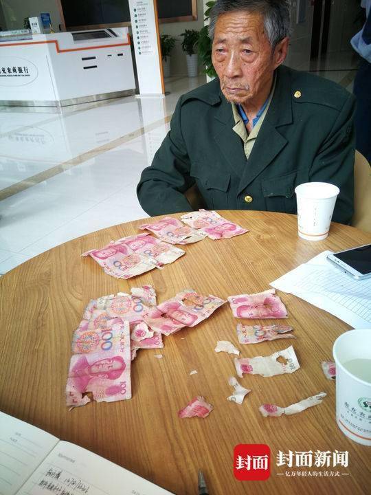 杨大爷在农商银行等待兑换。