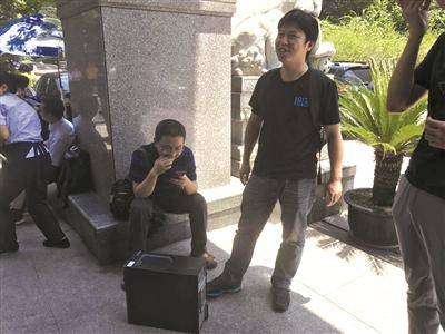 商务楼火警 员工为保客户资料抱着电脑主机逃下11楼
