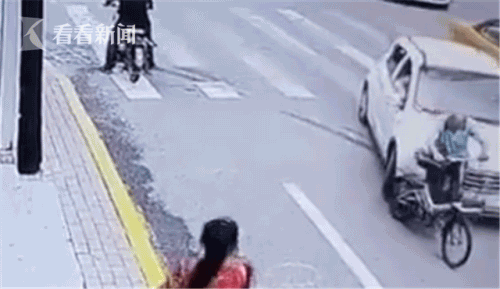 女新手司机错把油门当刹车 直撞老汉冲上路牙