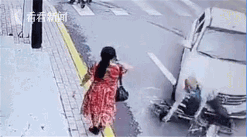 女新手司机错把油门当刹车 直撞老汉冲上路牙