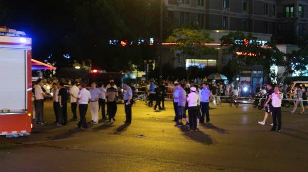 杭州奔驰失控撞人致3人死 碗口粗行道树被连根撞起
