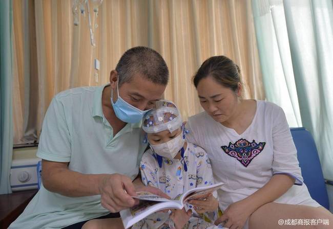 73岁老人为救白血病孙儿烈日下搬砖:一块砖挣5分钱