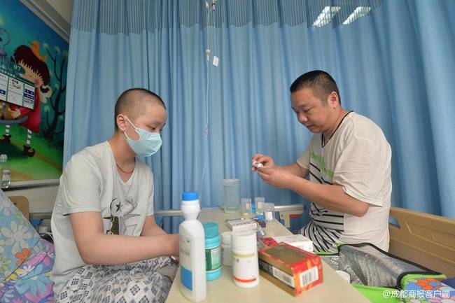 73岁老人为救白血病孙儿烈日下搬砖:一块砖挣5分钱