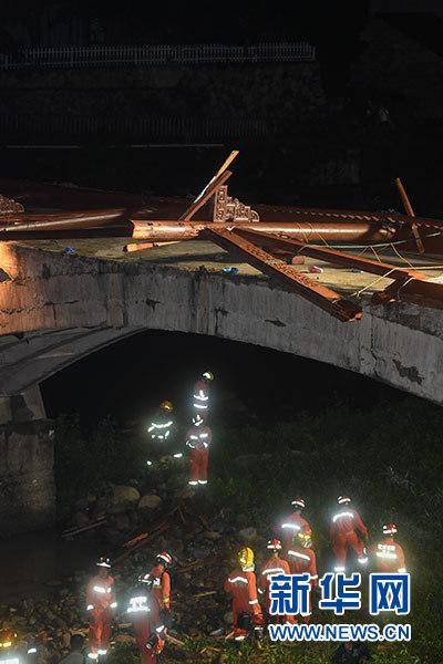 浙江桐庐发生廊桥桥顶垮塌 8人死亡3人受伤