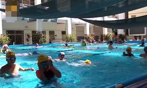 操场秒变泳池 小学暑假免费教游泳