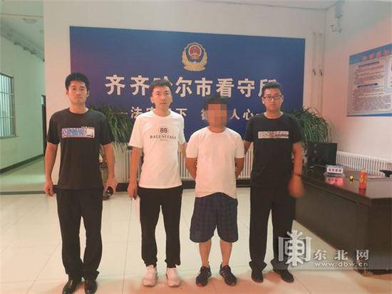男子因他人停车挡路 手持16斤大锤砸车被拘留