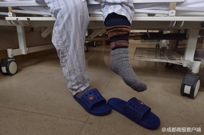 这个女生为何这么怕冷?夏天裹8件毛衣