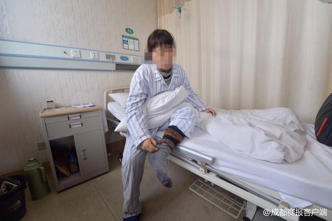 她为何这么怕冷?女子夏天裹8件毛衣 脱下就会感冒