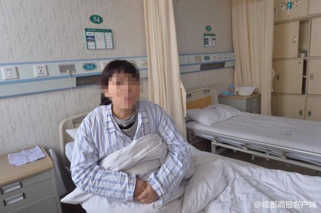 她为何这么怕冷?女子夏天裹8件毛衣 脱下就会感冒