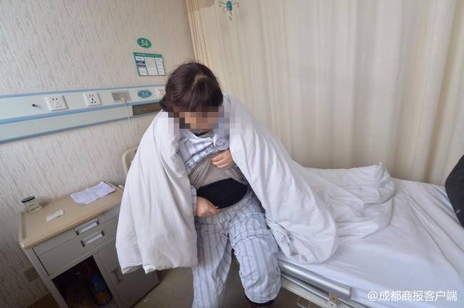 这个女生为何这么怕冷?夏天裹8件毛衣