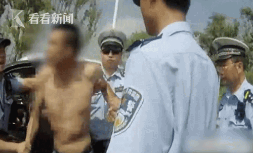 男子毒驾追尾后赤膊表演李小龙吼 自称在渡劫