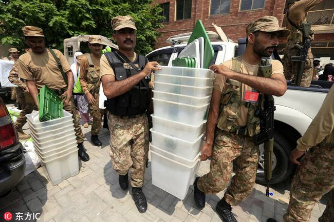 巴基斯坦大选在即 士兵荷枪护送大选物品