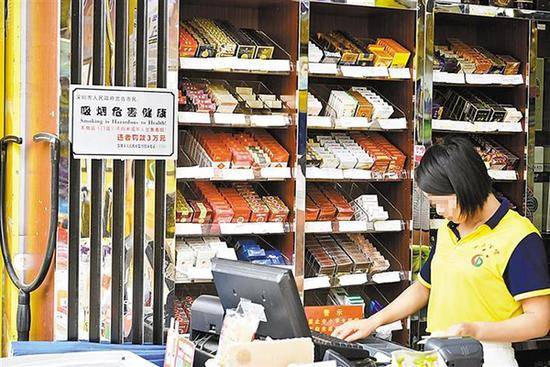 深圳一店主向未成年人卖烟领全国首张罚单 罚款3万