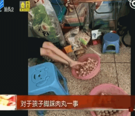 外卖小哥取餐见店主孩子脚踩肉丸 拍照取证并曝光