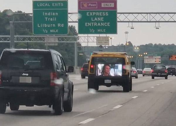  美司机车后挂起大屏幕 州际公路上放科幻电影