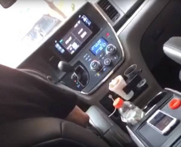 纽约优步司机被女乘客拍下在车上小便不雅视频