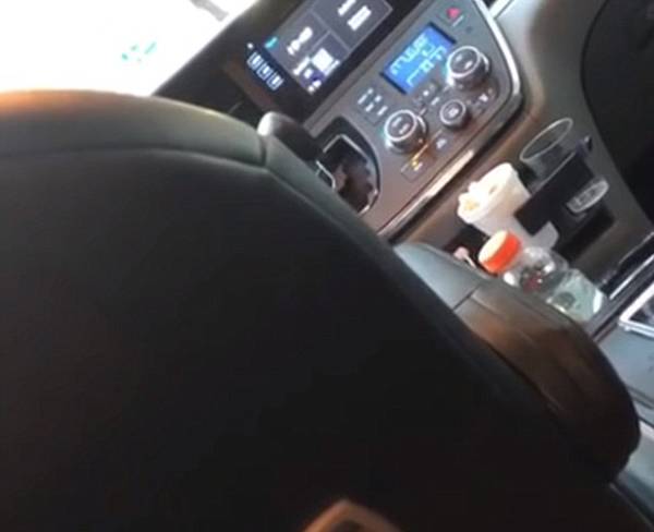 纽约优步司机被女乘客拍下在车上小便不雅视频