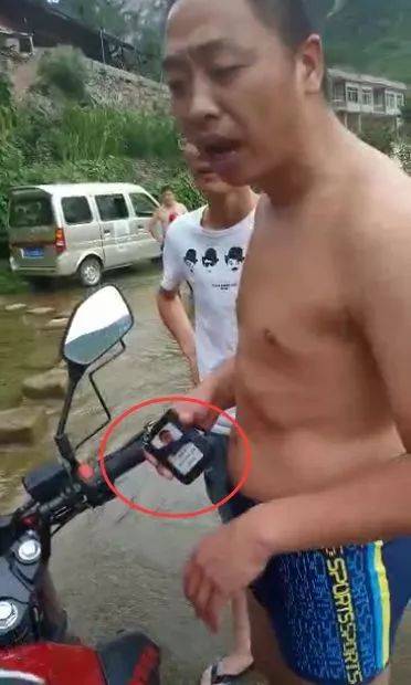 穿吊带裙工作被拍 却没人问背后真相