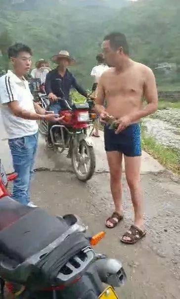 穿吊带裙工作被拍 却没人问背后真相