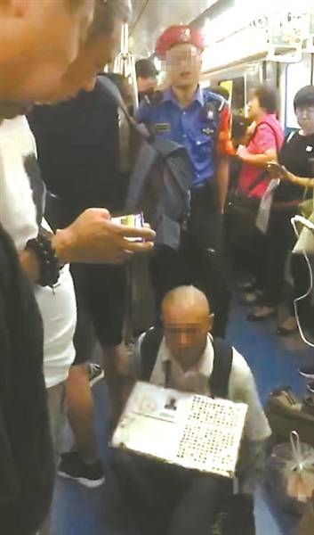 网友拍摄视频显示，该男子行乞时身后有乘管员跟随