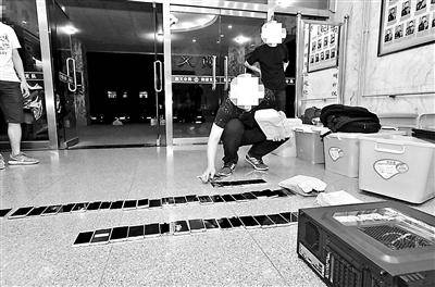 警方起获多部手机本组供图/北京公安