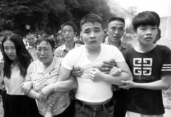 7月2日，被拐22年的黄辉（前右二）回到了衡阳金桥村的家。图/受访者提供