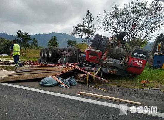 巴西一孕妇遇车祸被木板压死 胎儿落草坪奇迹生还