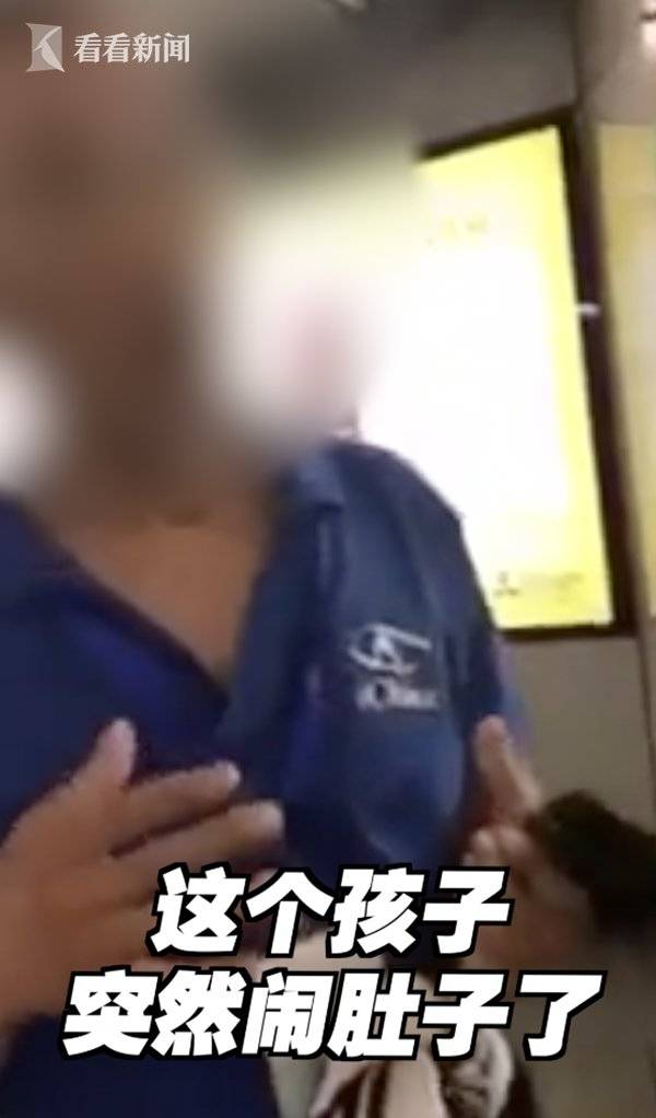 大陆8岁男生地铁站过道大便 香港女子怒斥近1分钟