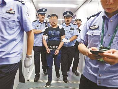 全国最大手机走私案逃犯落网 走私手机案值超78亿