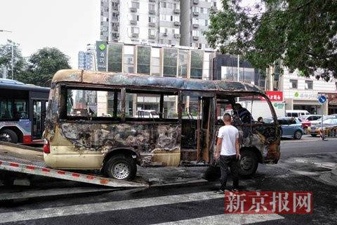 北京北四环着火 中巴车自燃疑似发动机进水引火灾