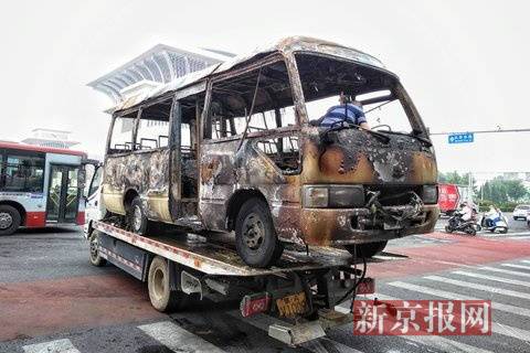 北京北四环着火 中巴车自燃疑似发动机进水引火灾