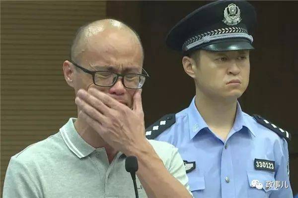在庭审现场的陈才杰