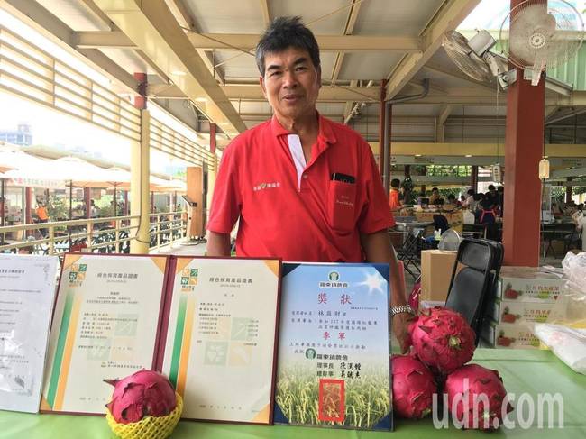 台湾果农义卖1500斤火龙果 要把所得全捐给日本灾民