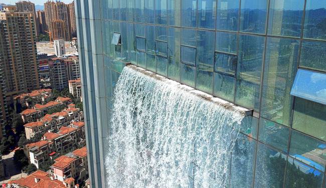 人造瀑布从百米高楼流下 电费一小时花800元(图)