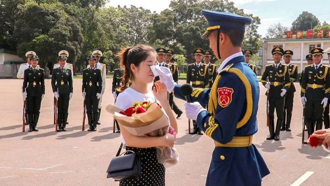 感动！礼兵向妻子求婚,驻香港部队三军仪仗队神助攻