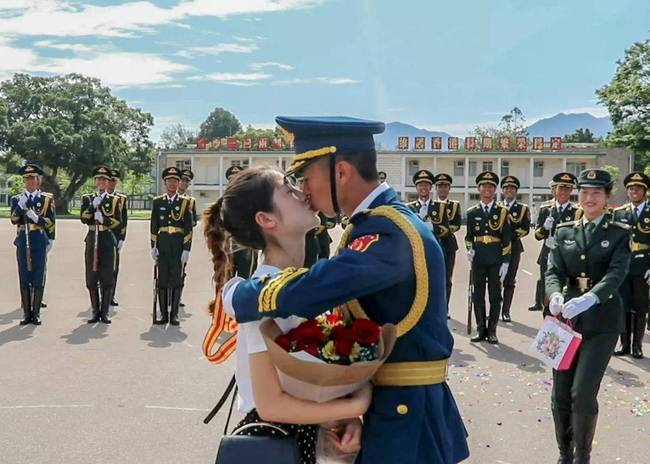 感动！礼兵向妻子求婚,驻香港部队三军仪仗队神助攻