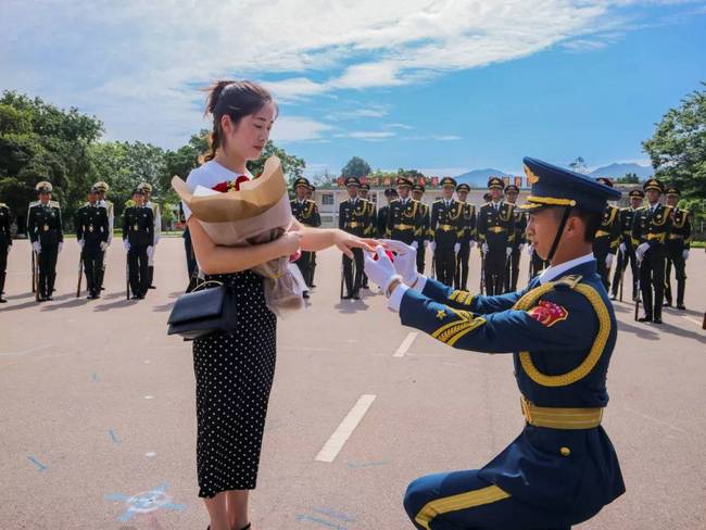 感动！礼兵向妻子求婚,驻香港部队三军仪仗队神助攻