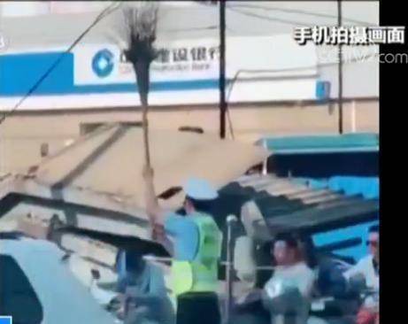 河南郑州民警托举垂落线缆 保交通顺畅