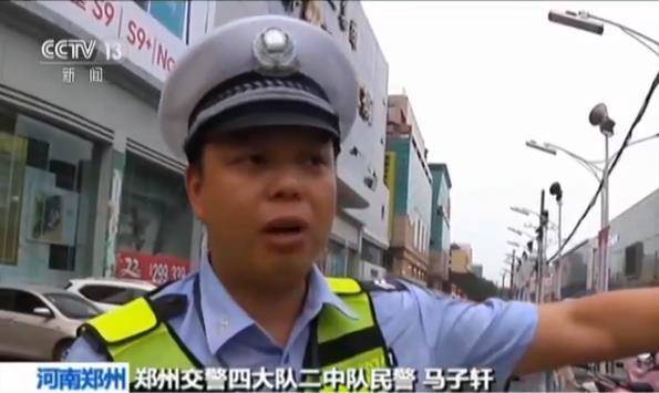 河南郑州民警托举垂落线缆 保交通顺畅