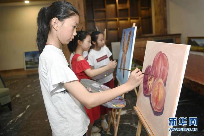 7月1日，小朋友在参加少儿画桃大赛。新华社记者 黄宗治 摄
