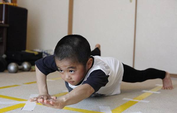 日本功夫小子苦练武术 神同步模仿李小龙（图）