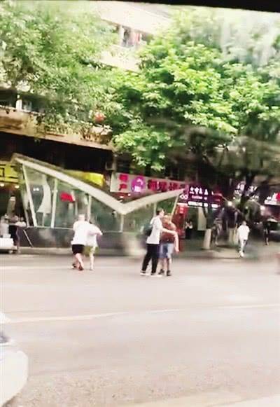 的哥穿越车流扶人 的哥：我也有老的那一天