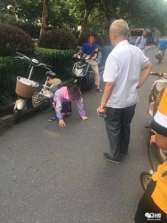 老人街头摔倒要求去医院 女子当街下跪求放过