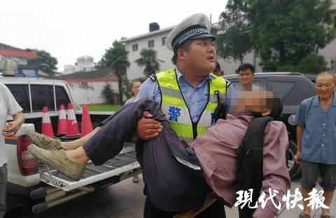 七旬老人触电倒地生命垂危 民警徒手拽开电线救人
